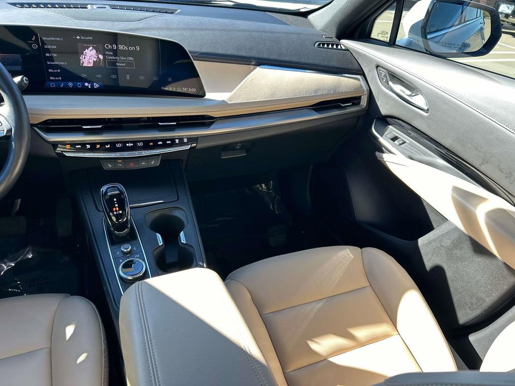 Certified 2024 Cadillac XT4 Luxury w/ Cold Weather Package image 15