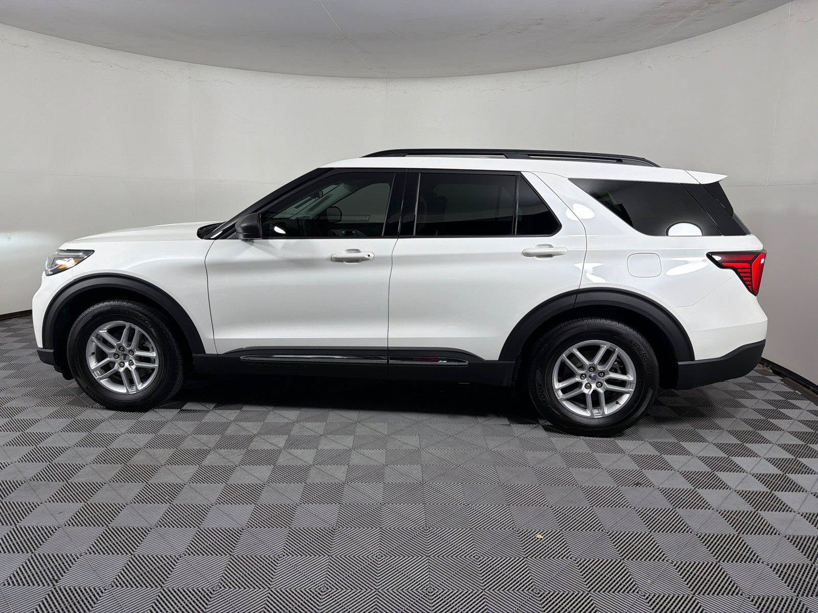 Used 2025 Ford Explorer Active RWD image 4