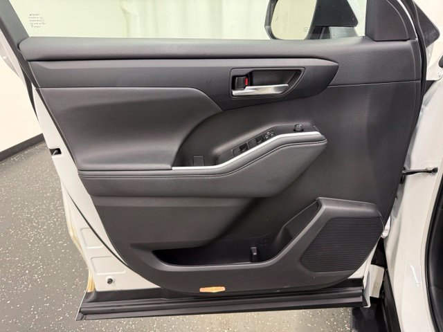 Used 2023 Toyota Highlander XLE AWD/4WD image 10