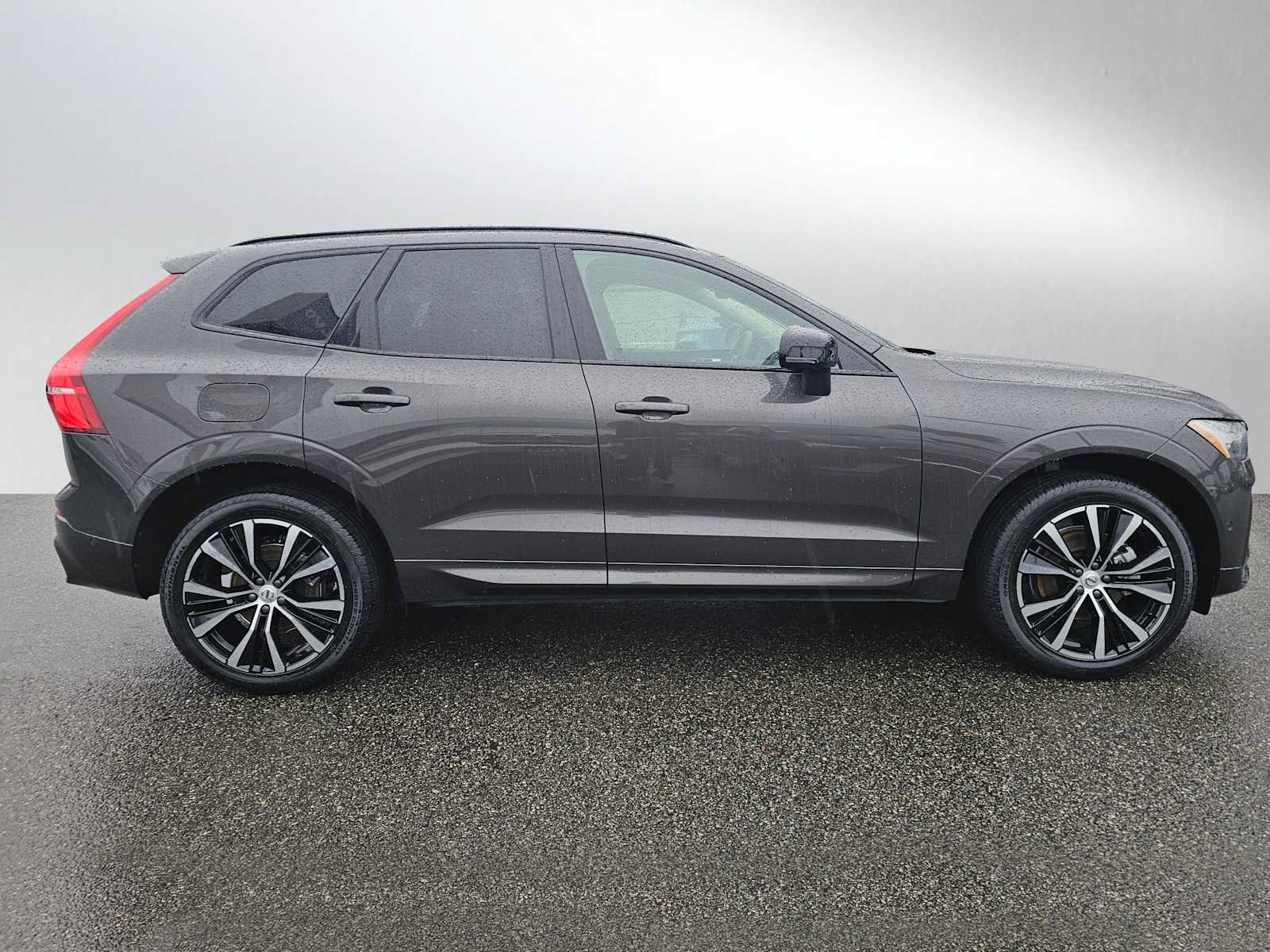 Certified 2025 Volvo XC60 B5 Plus image 2