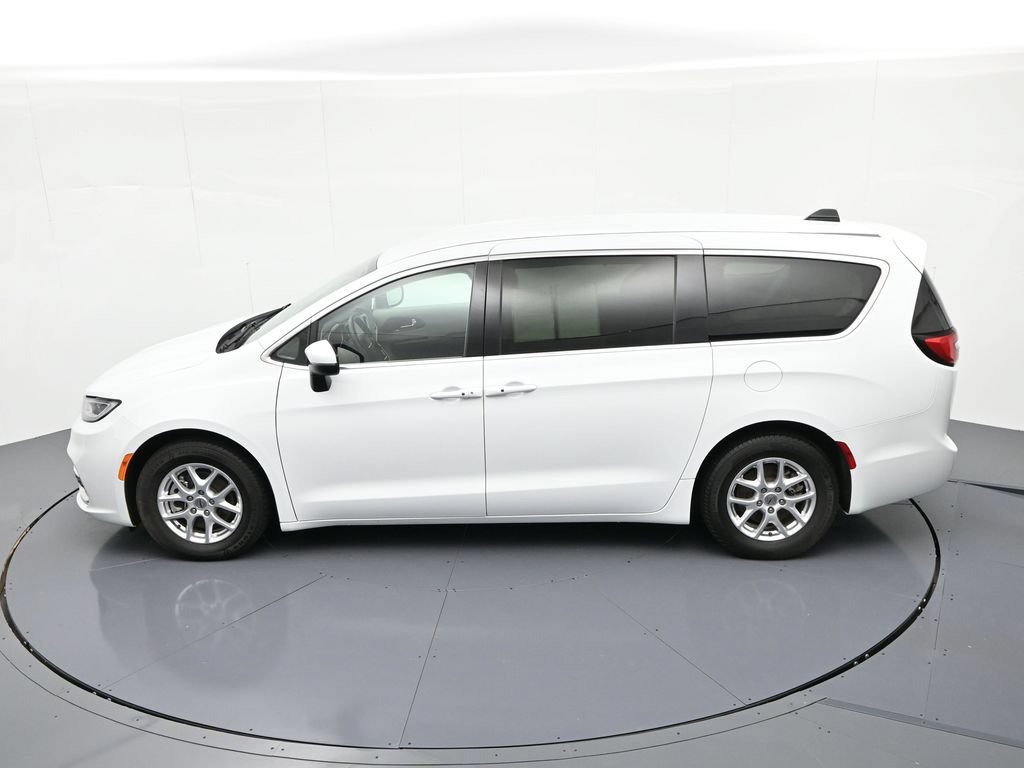 Used 2023 Chrysler Pacifica Touring-L FWD image 32