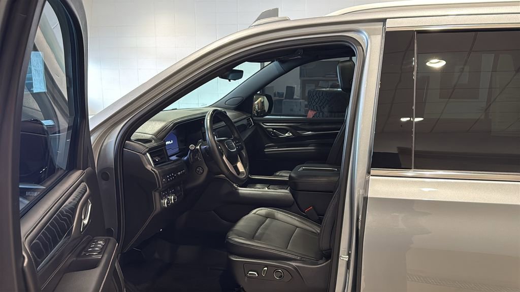 Used 2024 GMC Yukon Denali w/ Denali Reserve Package image 24