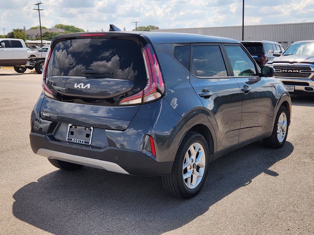 Certified 2023 Kia Soul LX w/ LX Technology Package FWD image 4