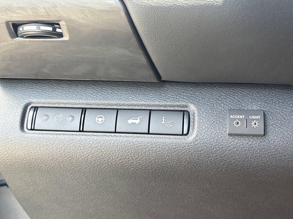 New 2026 Nissan Pathfinder Platinum w/ Accent Package FWD image 9