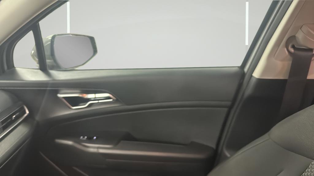 Used 2025 Kia Sportage LX image 38
