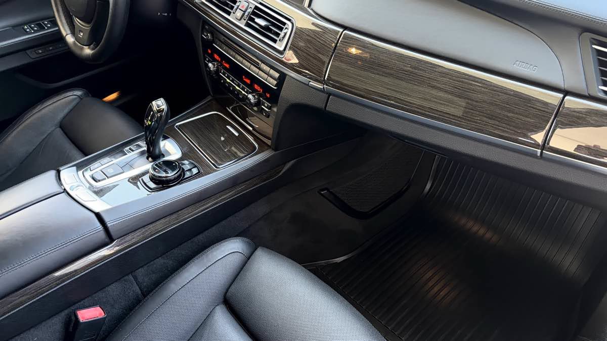 Used 2015 BMW 750Li RWD image 23
