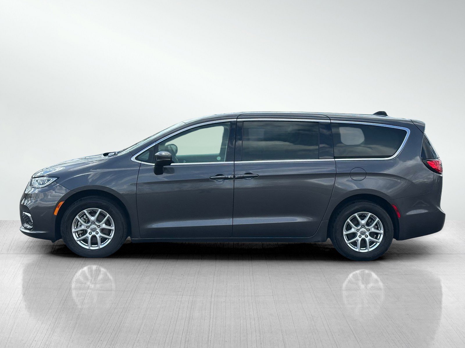 Used 2023 Chrysler Pacifica Touring-L FWD image 4