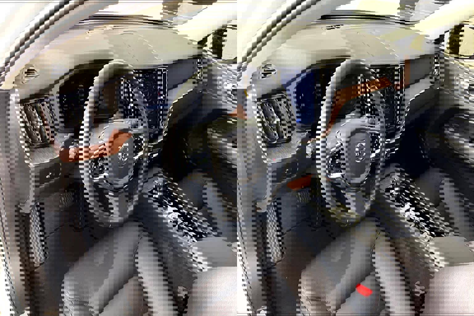 Used 2024 Volvo XC60 B5 Plus w/ Protection Package Premier image 18