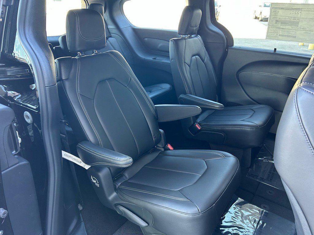 New 2025 Chrysler Voyager LX image 38