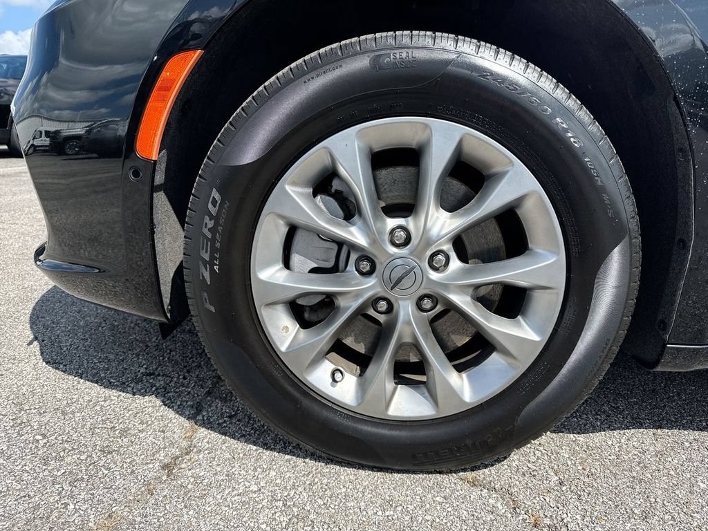 Used 2023 Chrysler Pacifica Touring-L AWD/4WD image 10