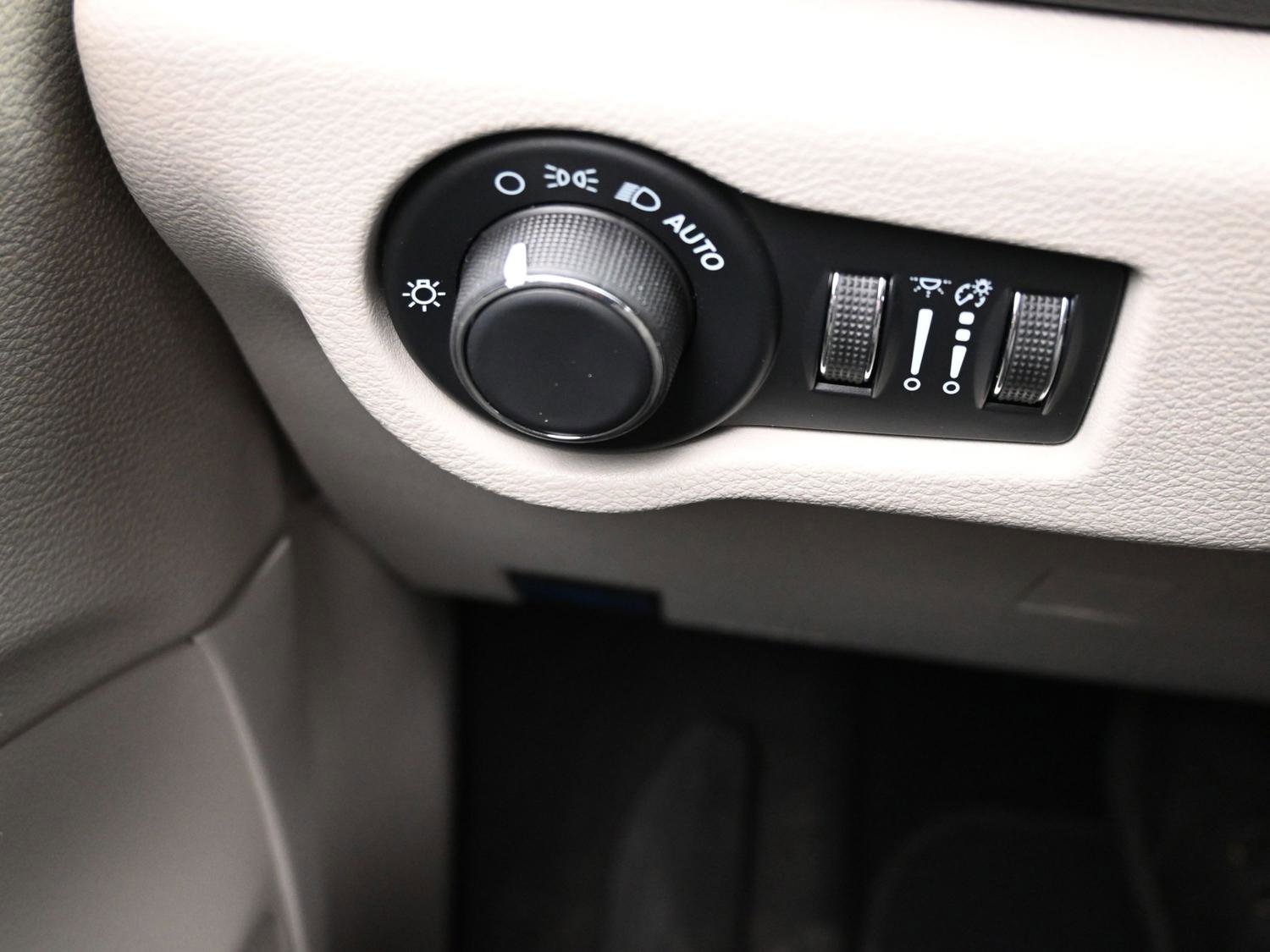 Used 2023 Chrysler Voyager LX image 21