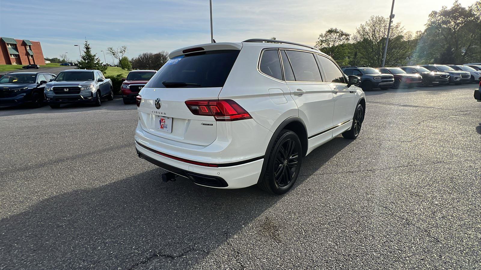Used 2022 Volkswagen Tiguan SE R-Line AWD/4WD image 4
