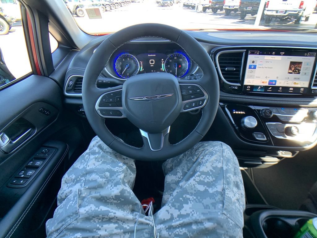 New 2026 Chrysler Pacifica Select AWD/4WD image 13