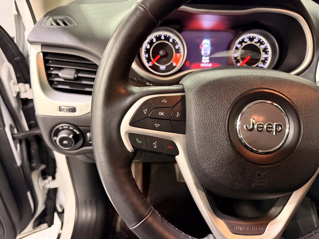 Used 2015 Jeep Cherokee Trailhawk w/ Comfort/Convenience Group AWD/4WD image 13