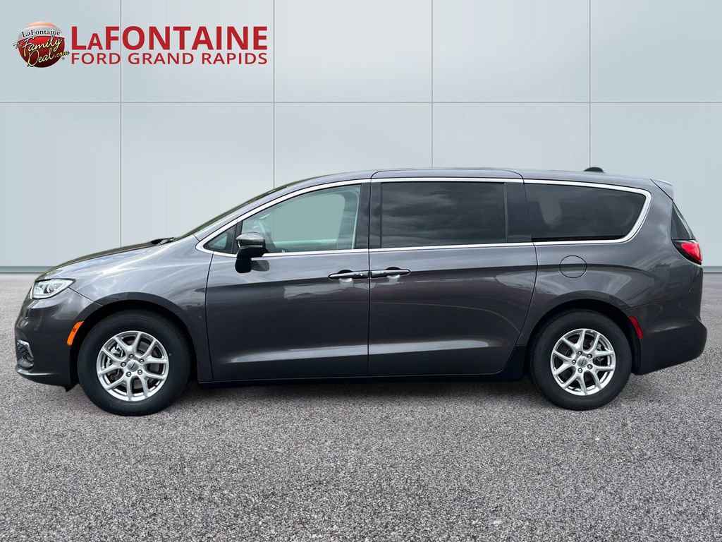 Used 2023 Chrysler Pacifica Touring-L FWD image 4