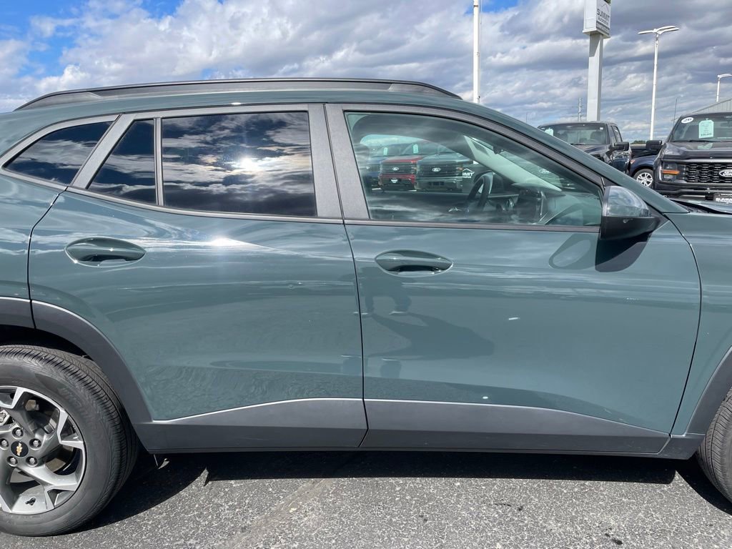 Used 2025 Chevrolet Trax LT FWD image 25