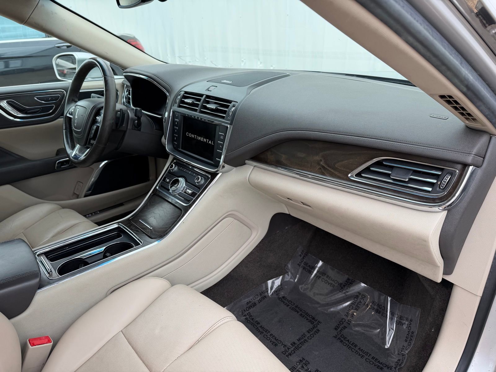 Used 2017 Lincoln Continental Select image 15