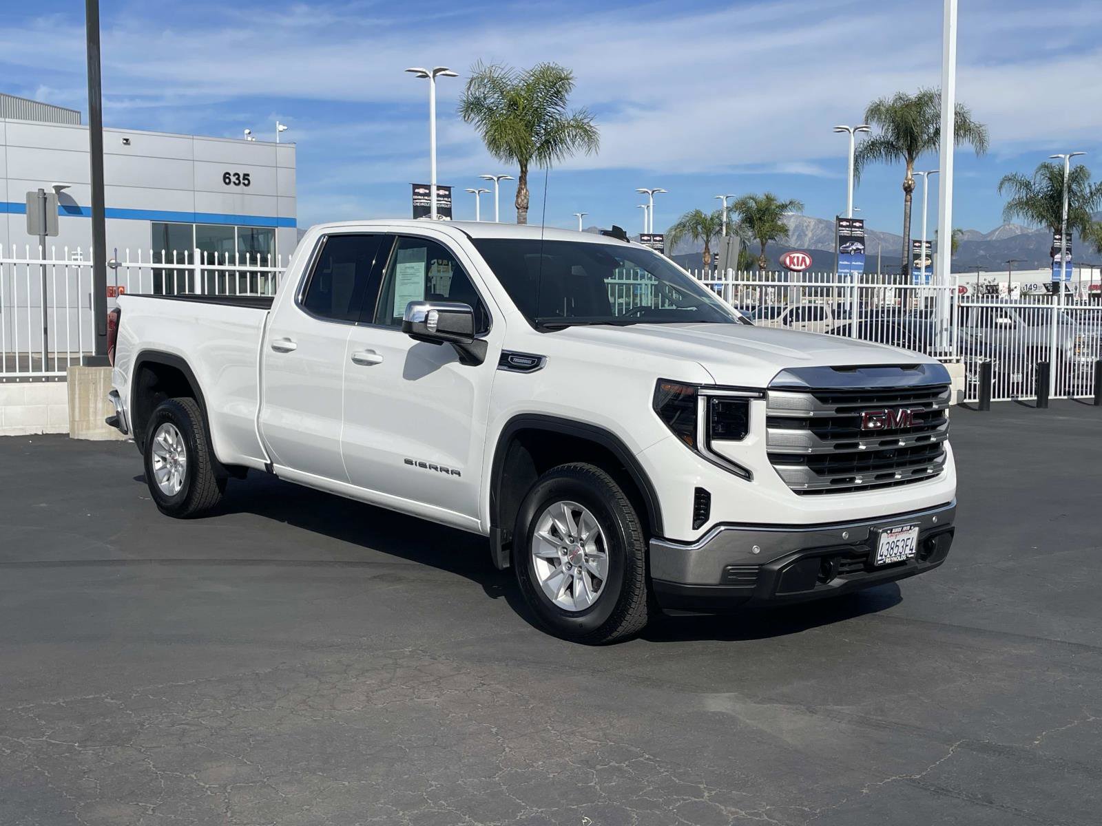 Used 2025 GMC Sierra 1500 SLE w/ Preferred Package image 3