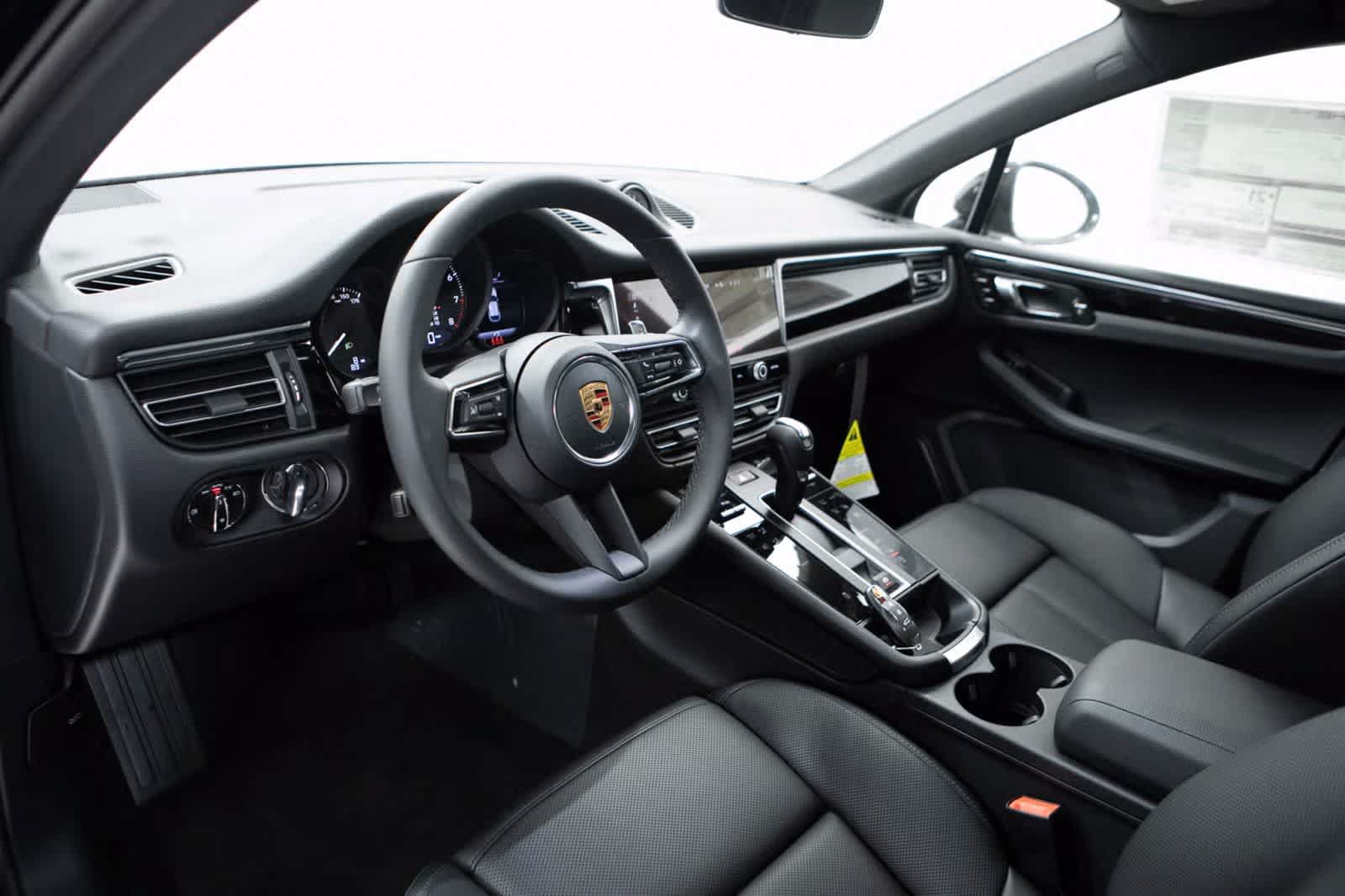 Certified 2026 Porsche Macan AWD/4WD image 4