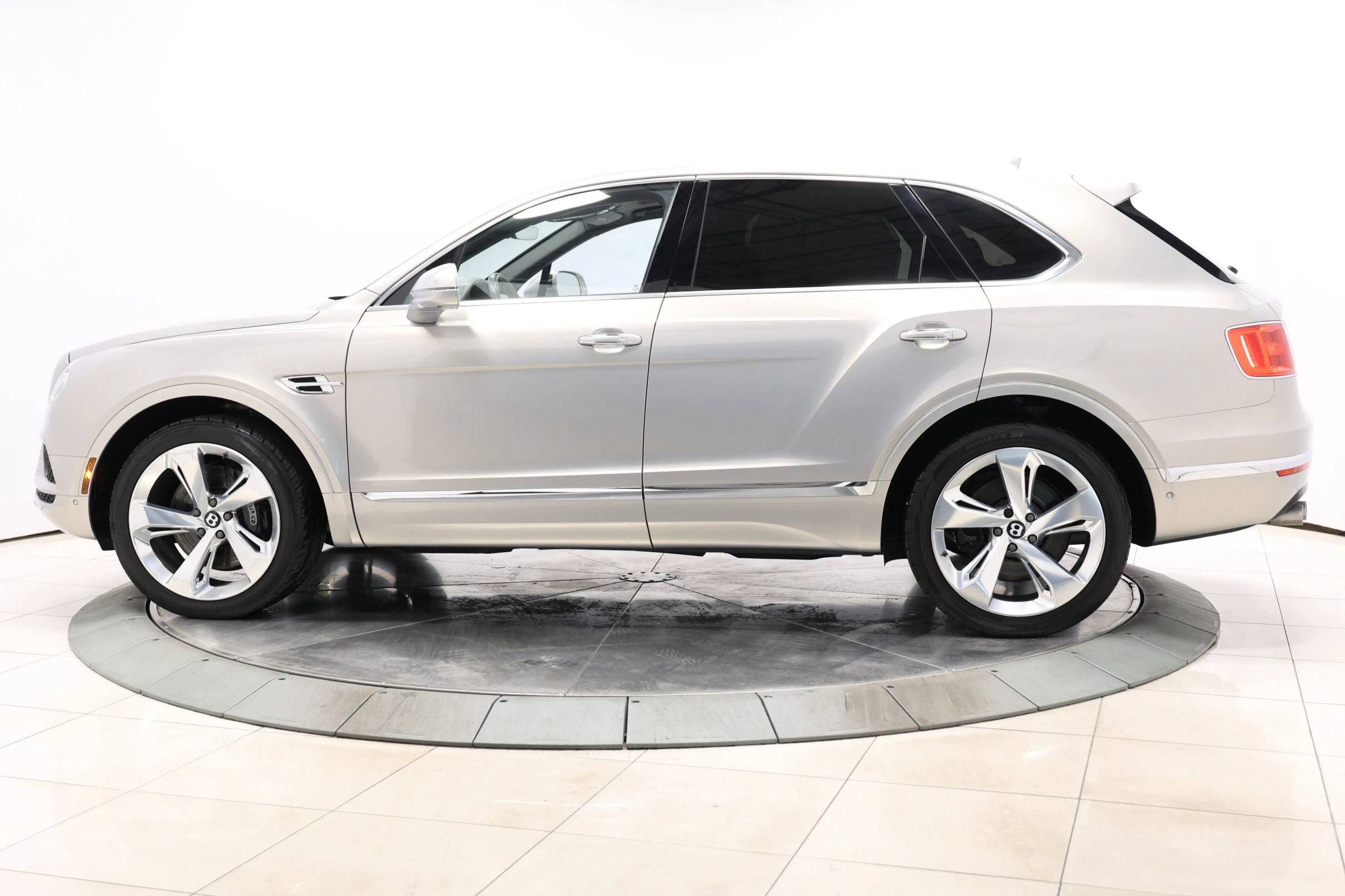 Used 2018 Bentley Bentayga Onyx Edition AWD/4WD image 9