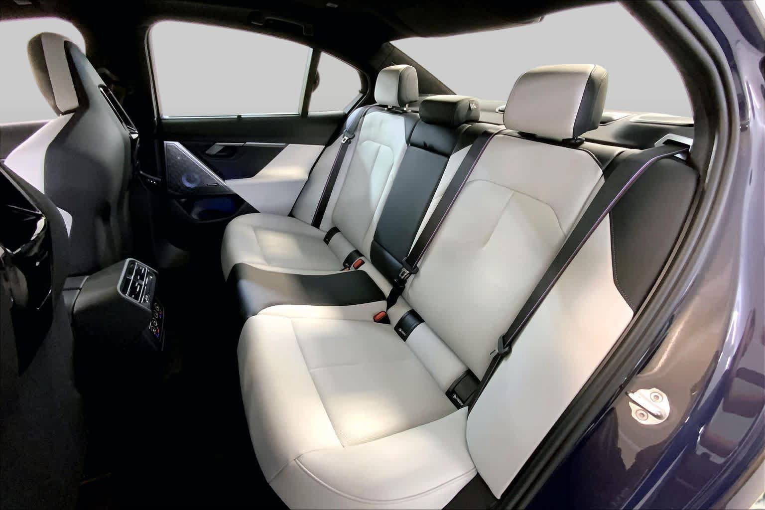 Used 2025 BMW M5 w/ Carbon Package AWD/4WD image 20