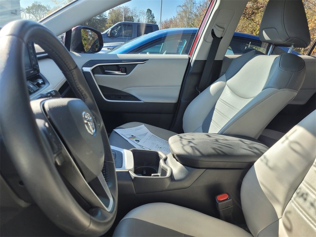 Used 2022 Toyota RAV4 XLE Premium image 5