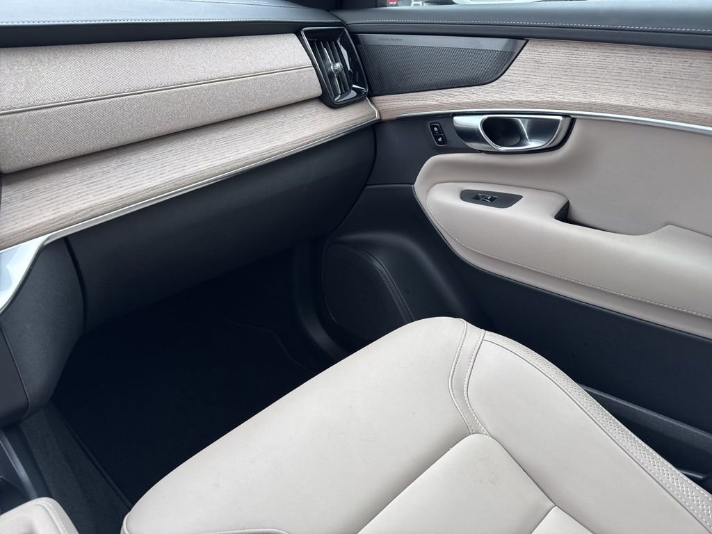 Used 2025 Volvo XC90 B6 Plus image 31