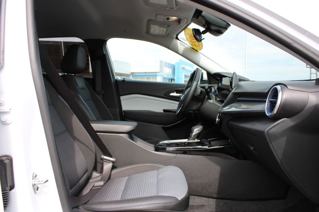 Used 2025 Chevrolet Trax LT w/ LT Convenience Package image 24