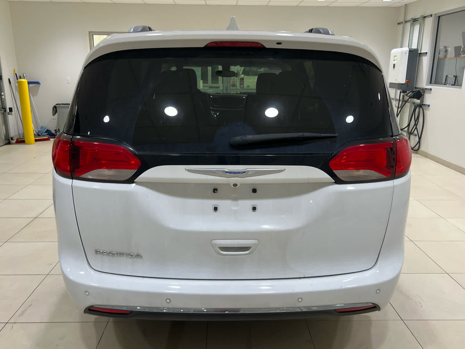 Used 2018 Chrysler Pacifica Touring-L FWD image 5