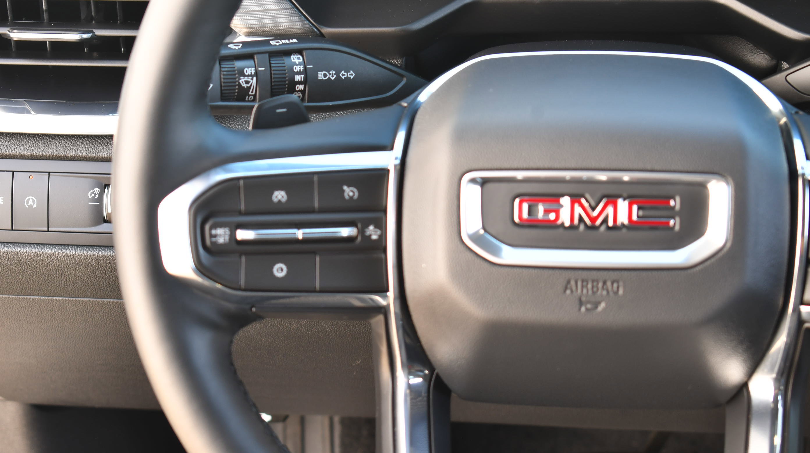 Used 2025 GMC Acadia Elevation FWD image 19