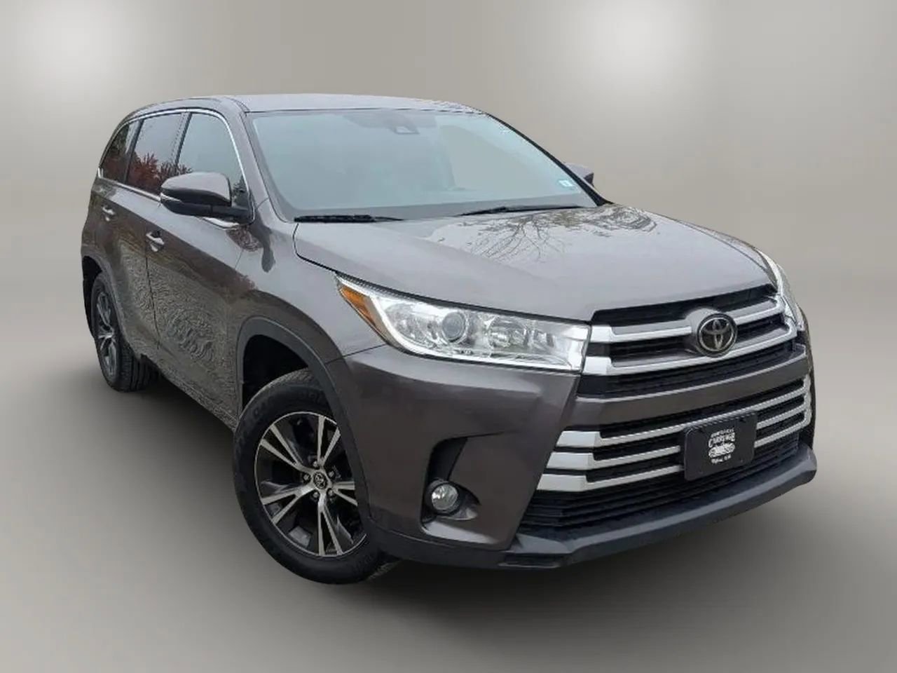 Used 2017 Toyota Highlander Plus AWD/4WD image 2