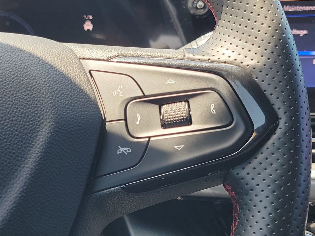 Used 2024 Chevrolet Trax RS w/ Sunroof Package FWD image 22