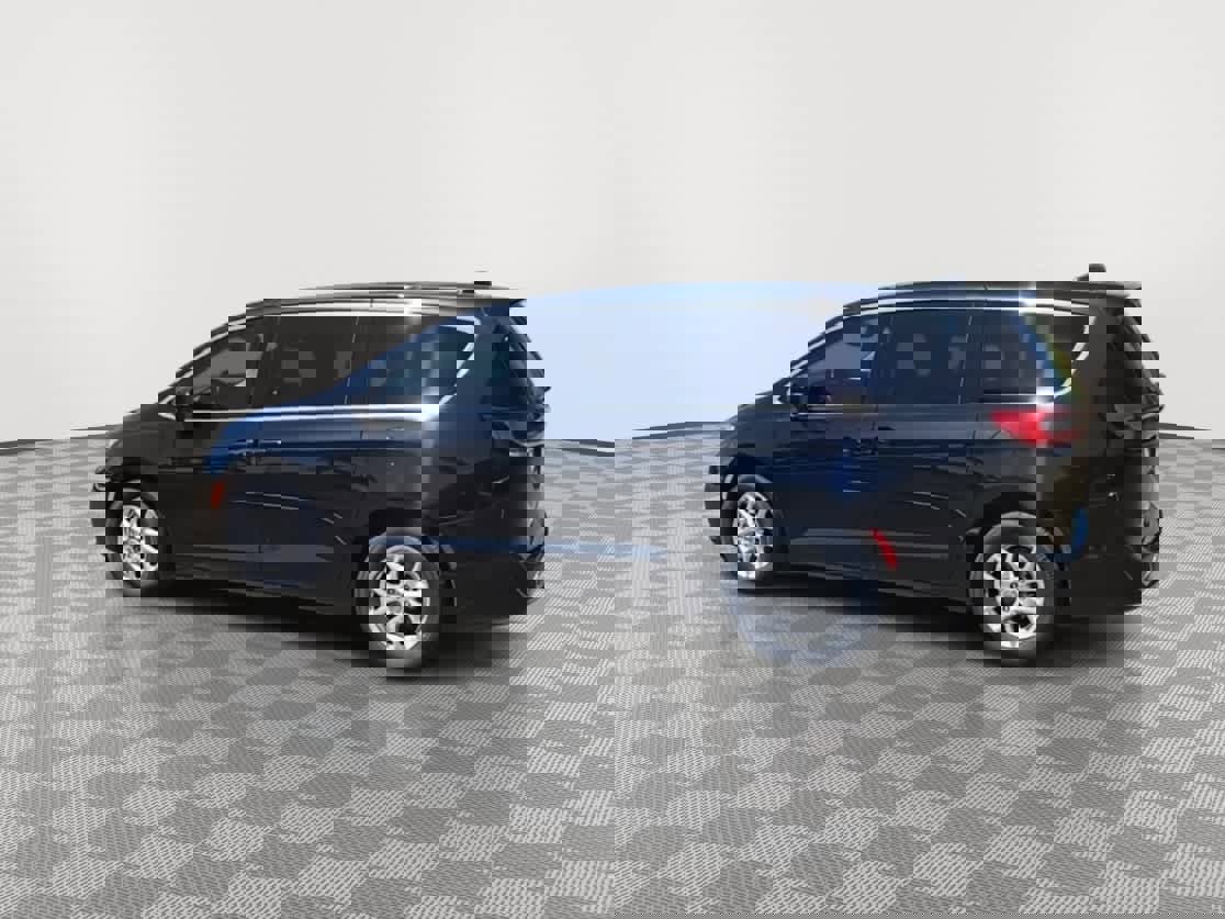 Used 2023 Chrysler Pacifica Touring-L image 6