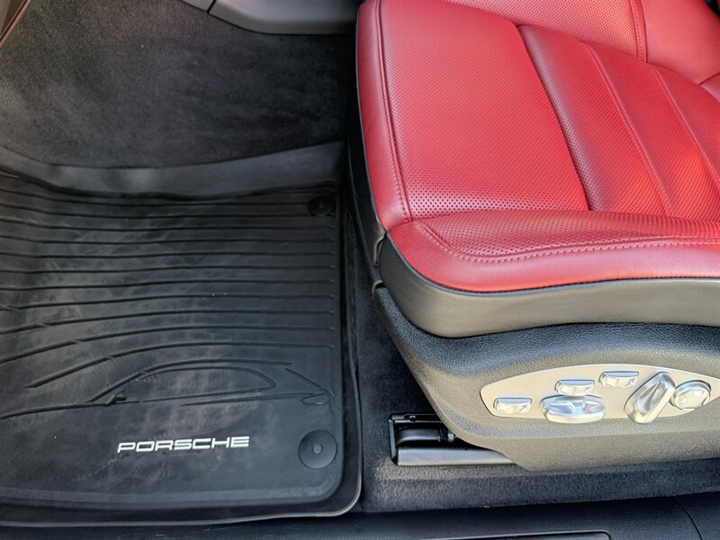 Used 2025 Porsche Macan Turbo AWD/4WD image 24