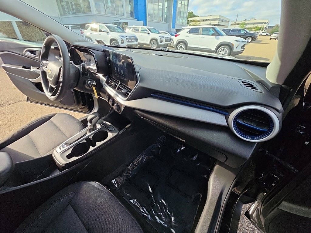 Used 2025 Chevrolet Trax LS w/ LS Convenience Package FWD image 27