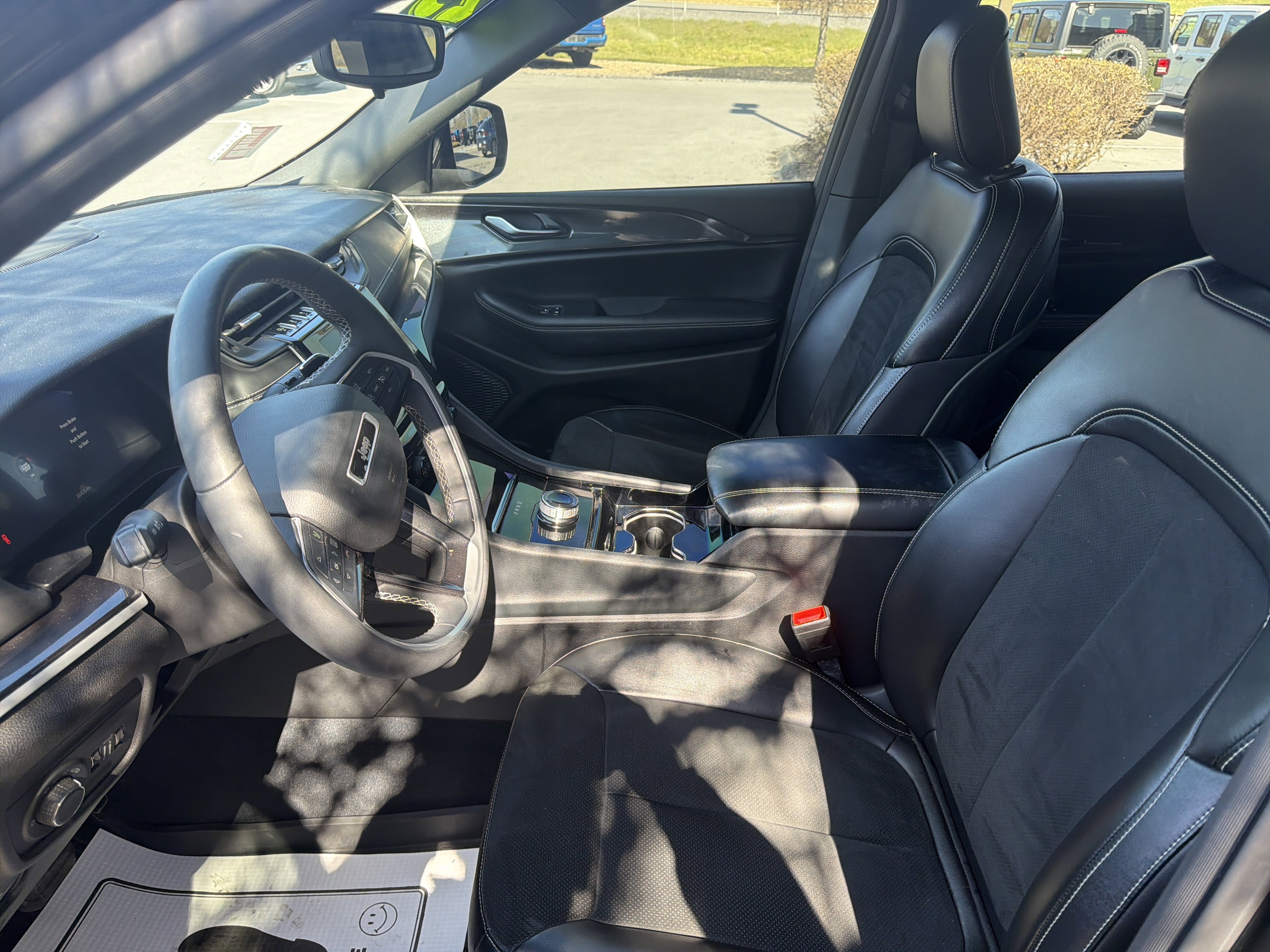 Used 2023 Jeep Grand Cherokee Altitude image 14