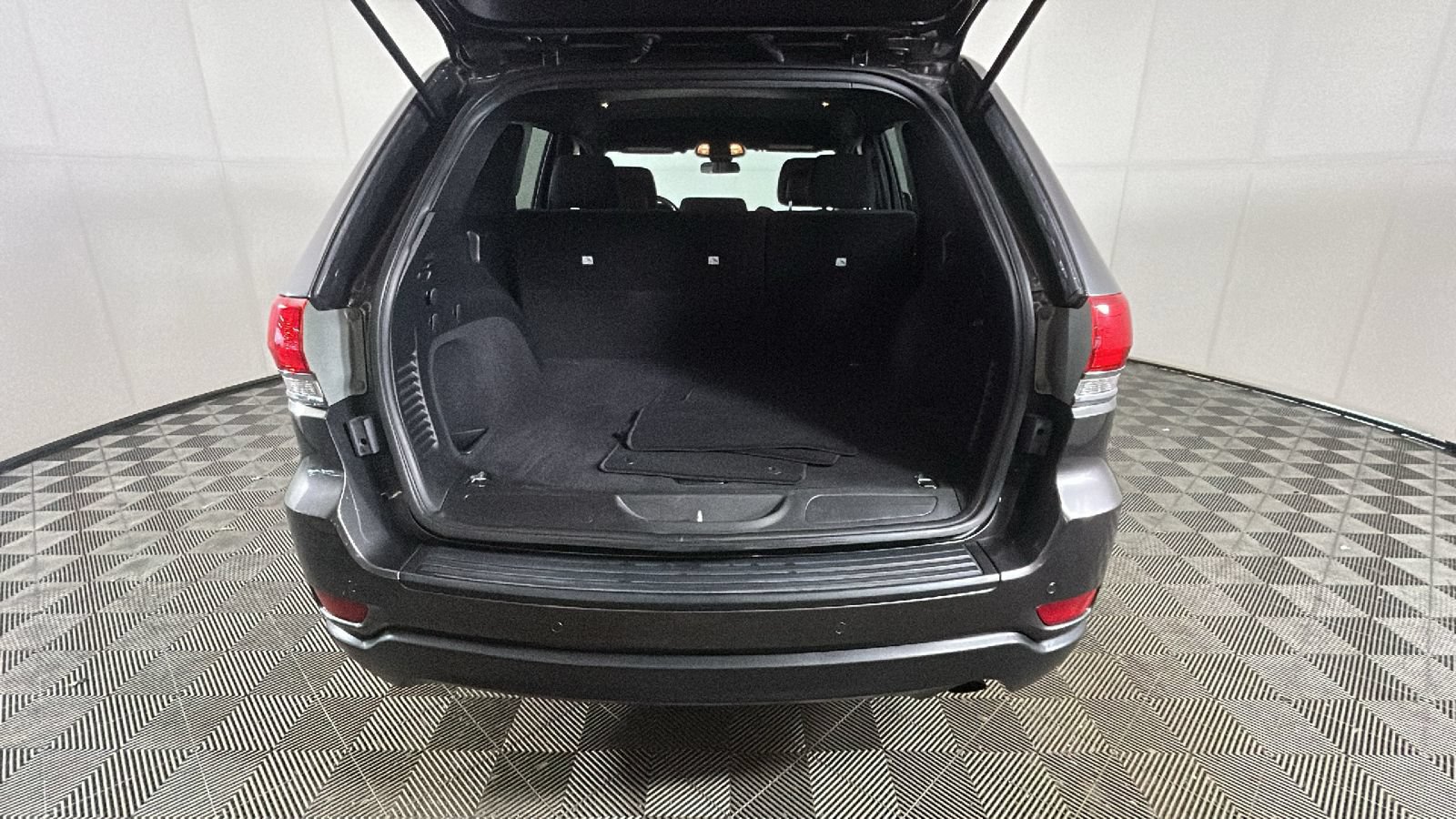 Used 2019 Jeep Grand Cherokee Laredo AWD/4WD image 31
