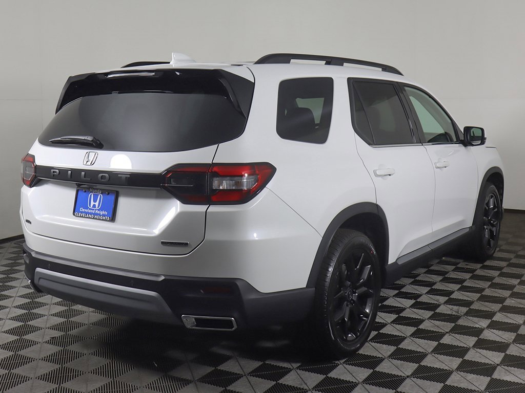 New 2025 Honda Pilot Touring image 9
