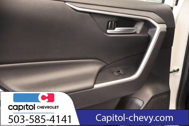 Used 2020 Toyota RAV4 XLE w/ Carpet Mat Package AWD/4WD image 30