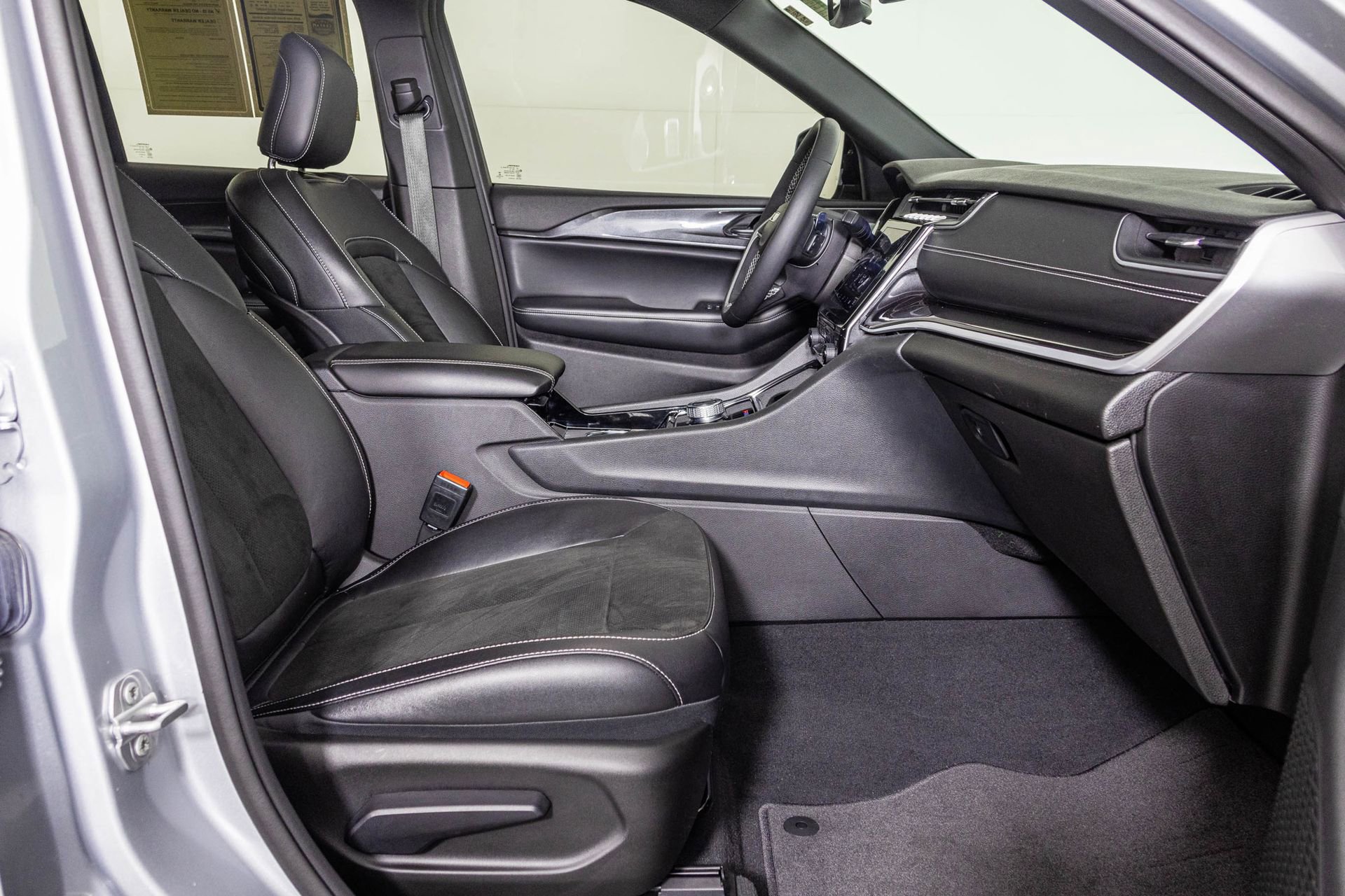 Used 2023 Jeep Grand Cherokee Altitude image 46