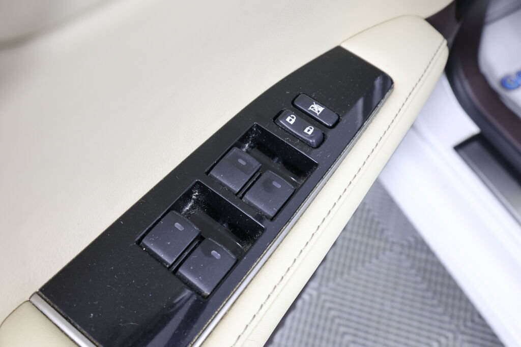 Used 2016 Lexus ES 300h w/ Luxury Package w/Wood Trim FWD image 31