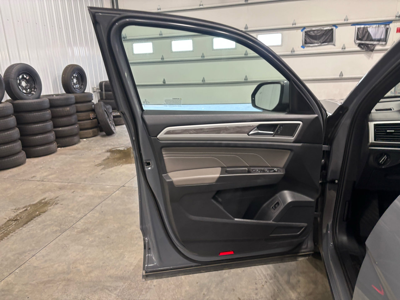 Used 2023 Volkswagen Atlas SE w/ Technology Package w/ Black Wheel Package image 23