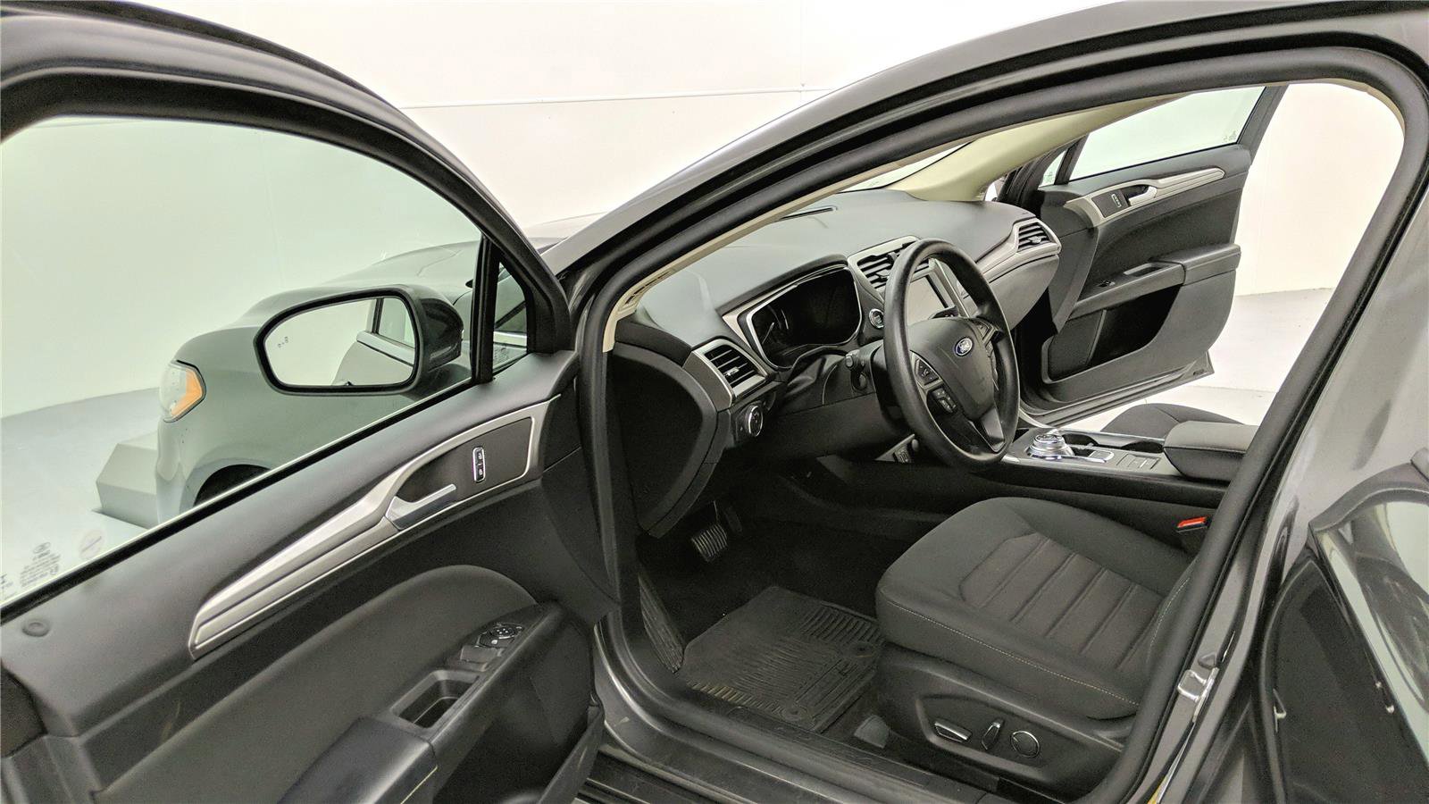 Used 2020 Ford Fusion SE image 11