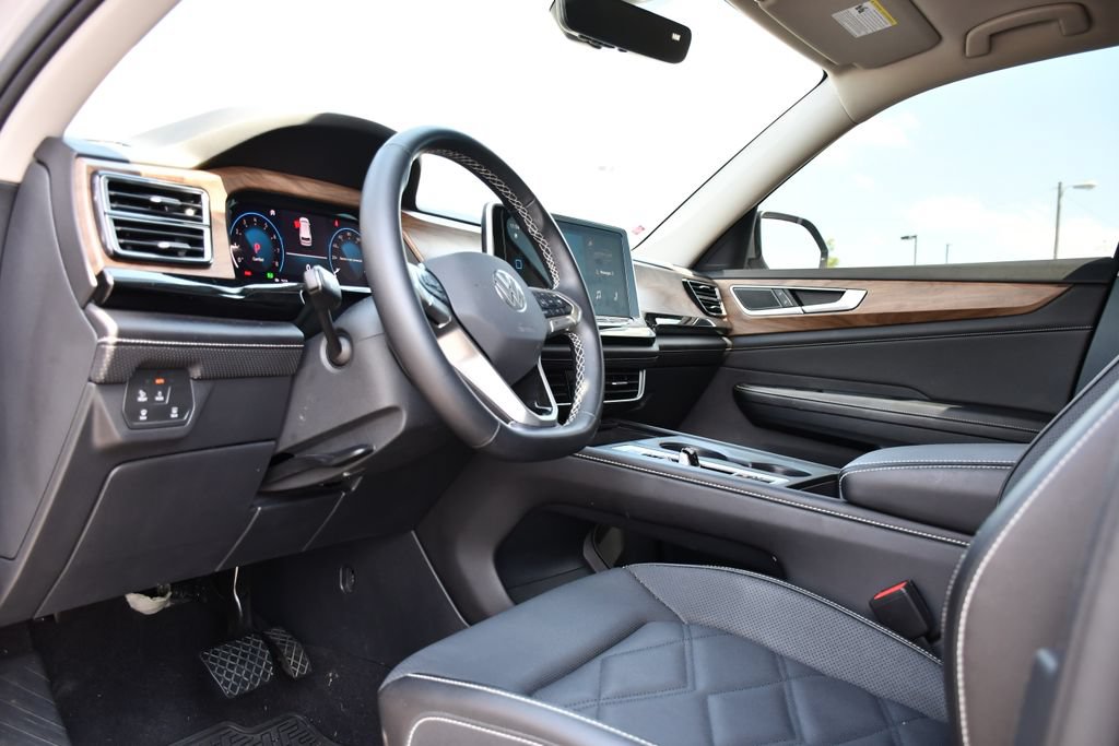 Used 2025 Volkswagen Atlas SE AWD/4WD image 16