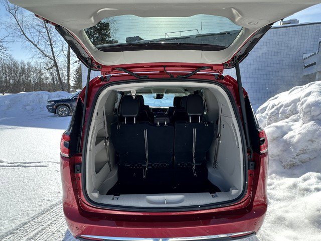 Used 2024 Chrysler Pacifica Touring-L image 6
