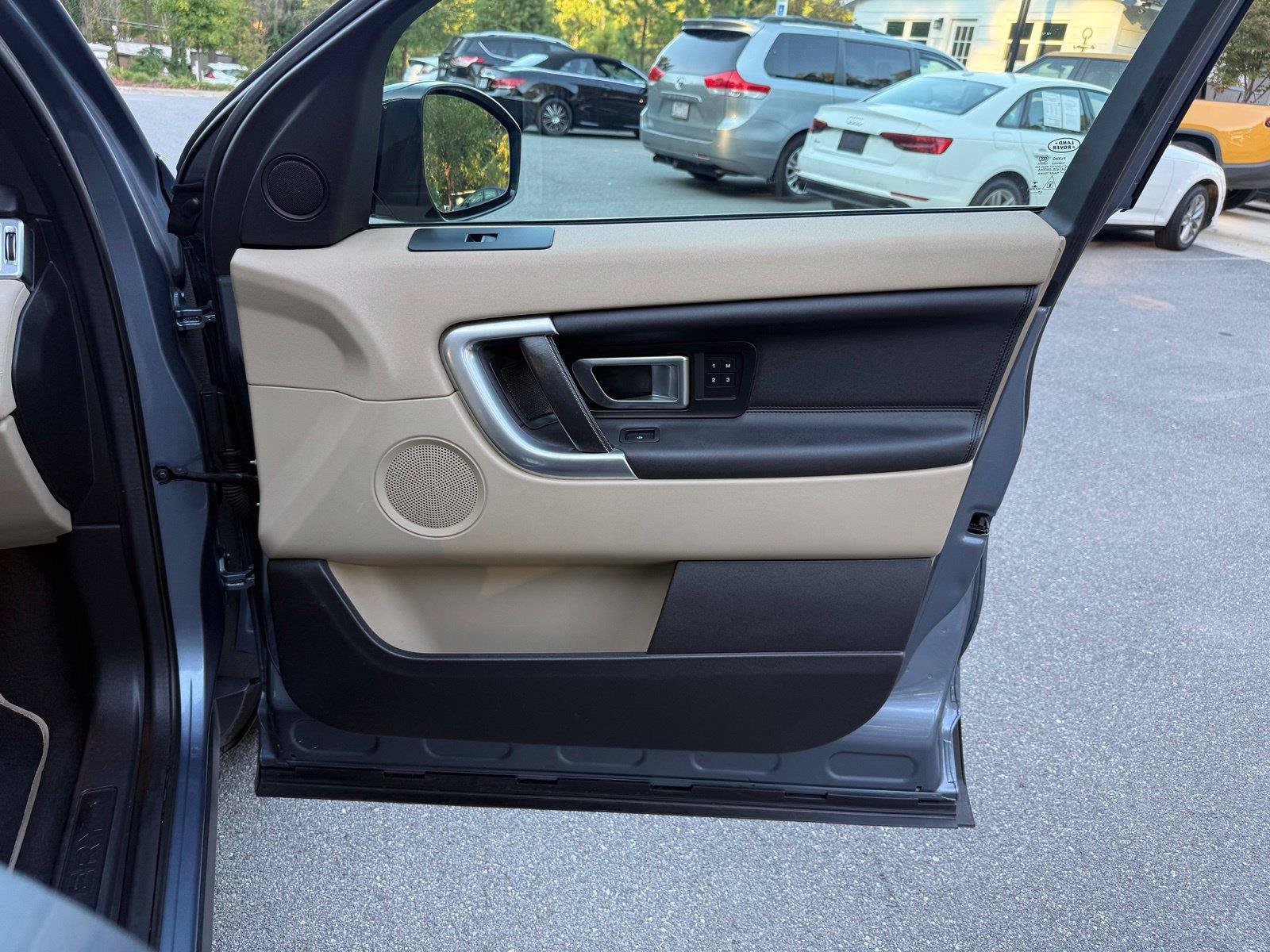 Used 2018 Land Rover Discovery Sport HSE AWD/4WD image 21