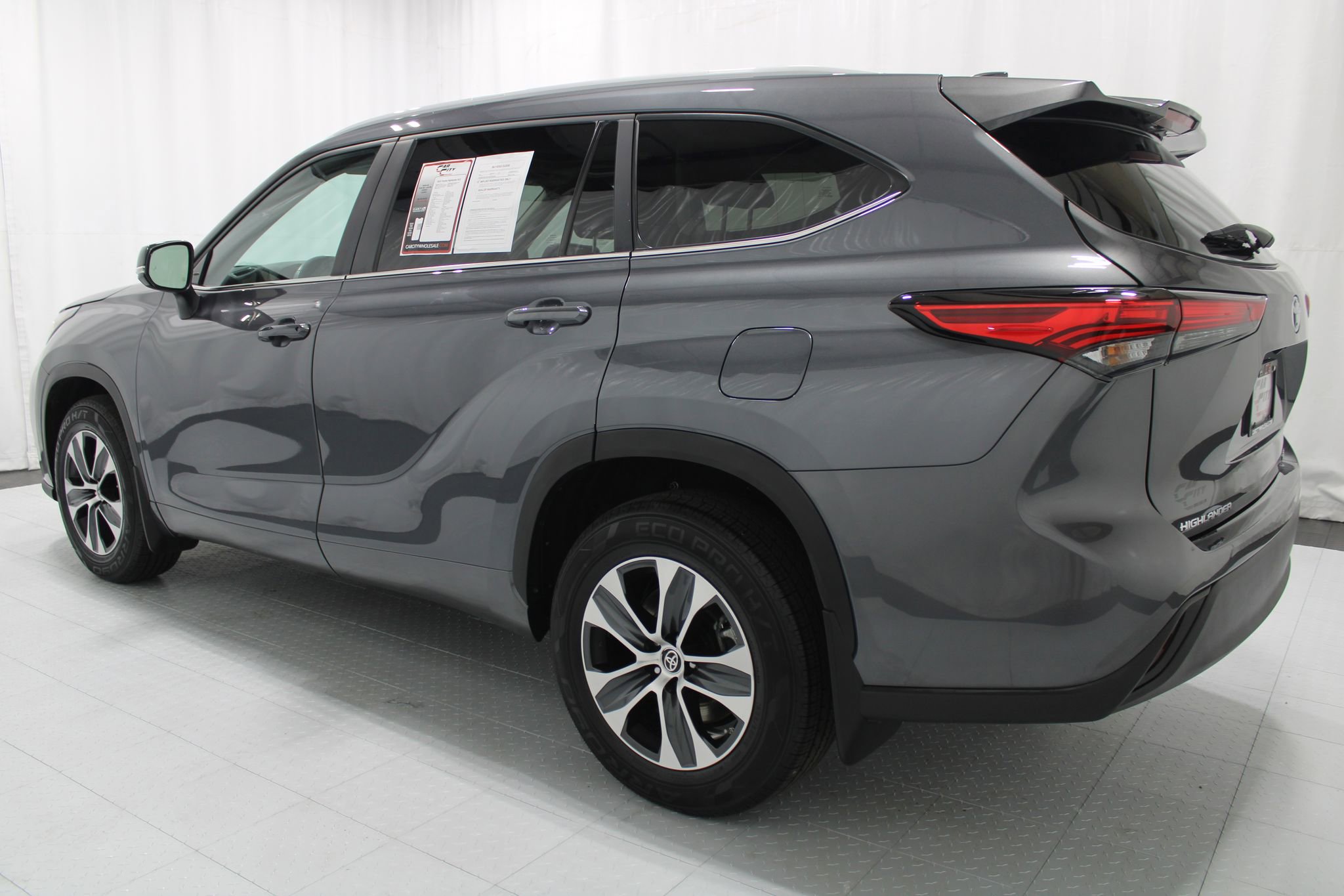 Used 2023 Toyota Highlander XLE AWD/4WD image 8
