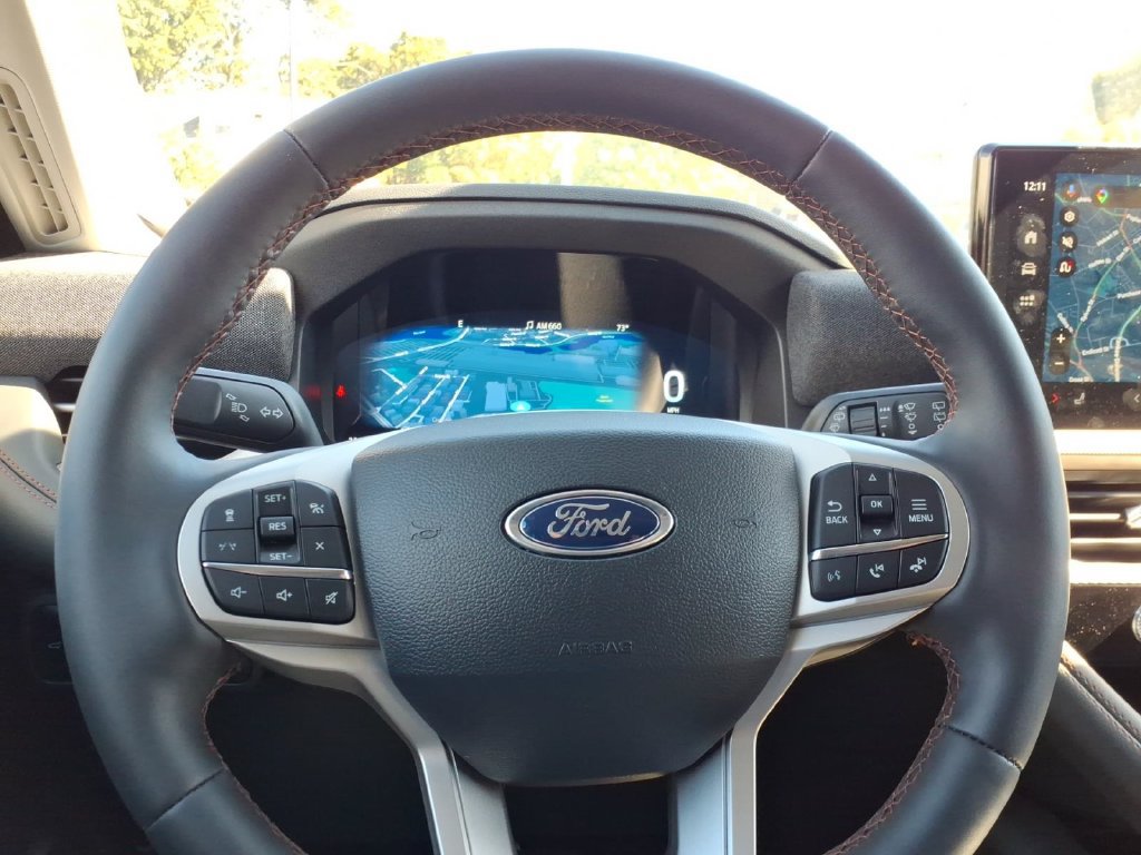 Used 2025 Ford Explorer Active AWD/4WD image 30