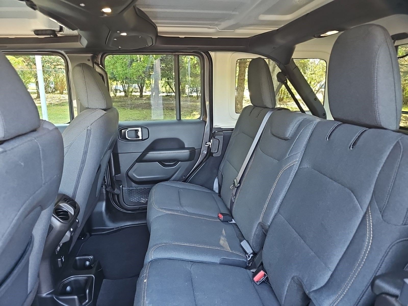 Used 2025 Jeep Wrangler Unlimited Sahara AWD/4WD image 17