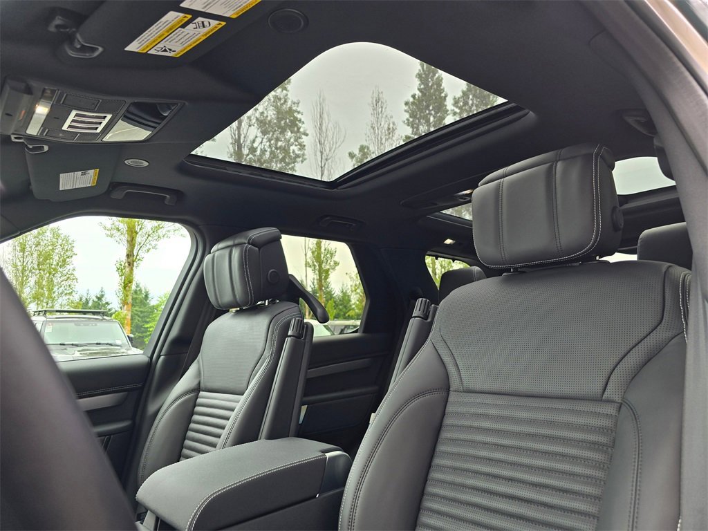 New 2025 Land Rover Discovery Dynamic SE image 24